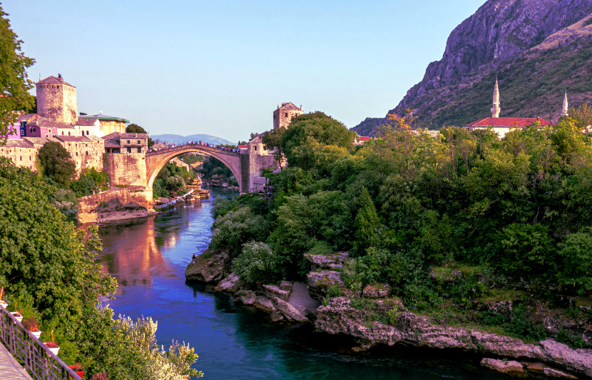 Mostar i njegov simbol Stari most su na slici kao najveća atrakcija grada