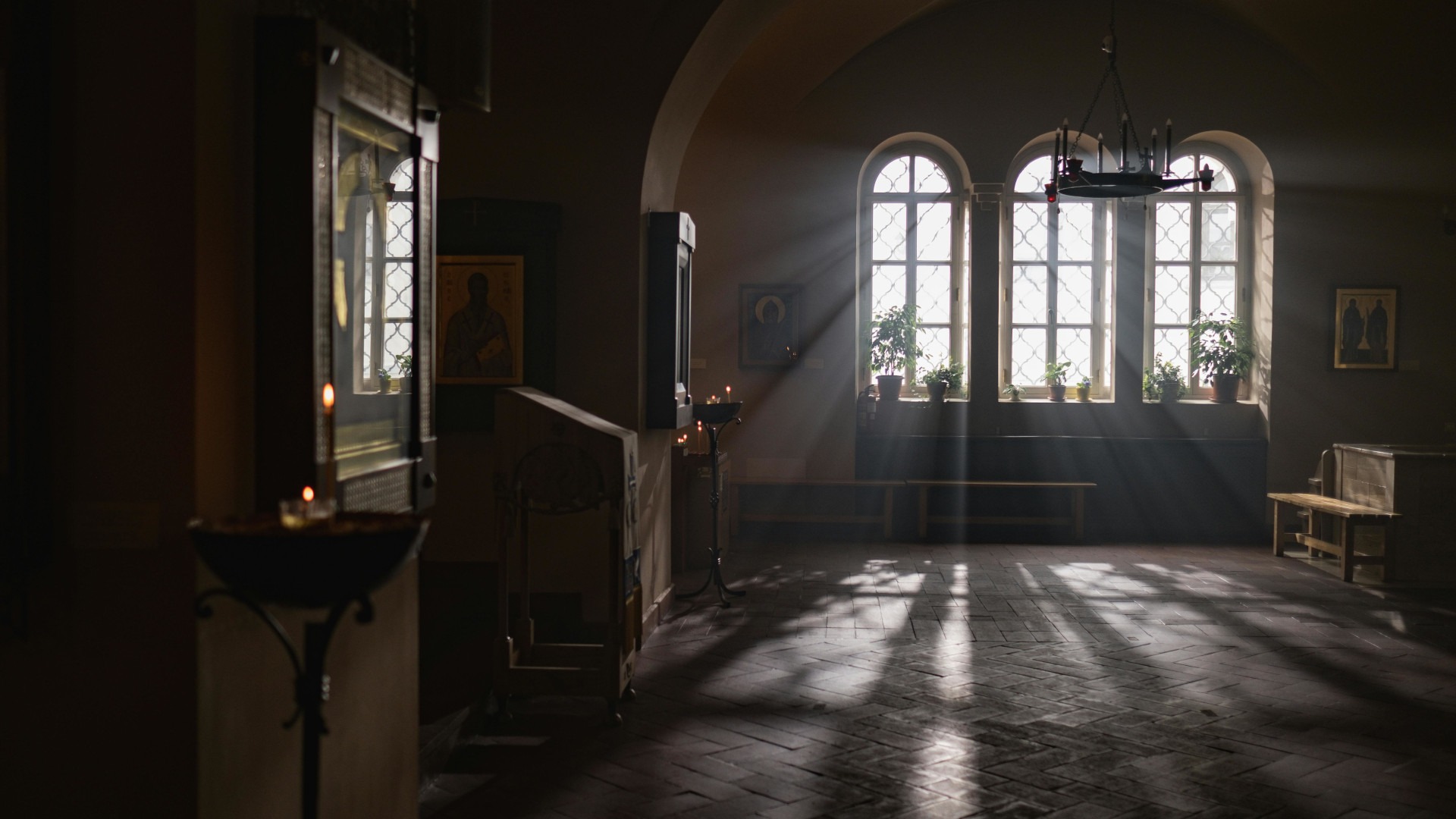 Svjetlost koja ulazikrz prozore budi i nosi nadu sa sobom, 30 riječi-svjetlo u tami